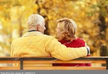 Они сидят на лавочке вдвоём...