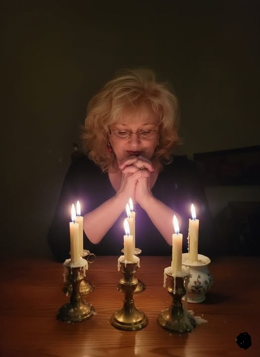 Свеча мерцает, воск течёт