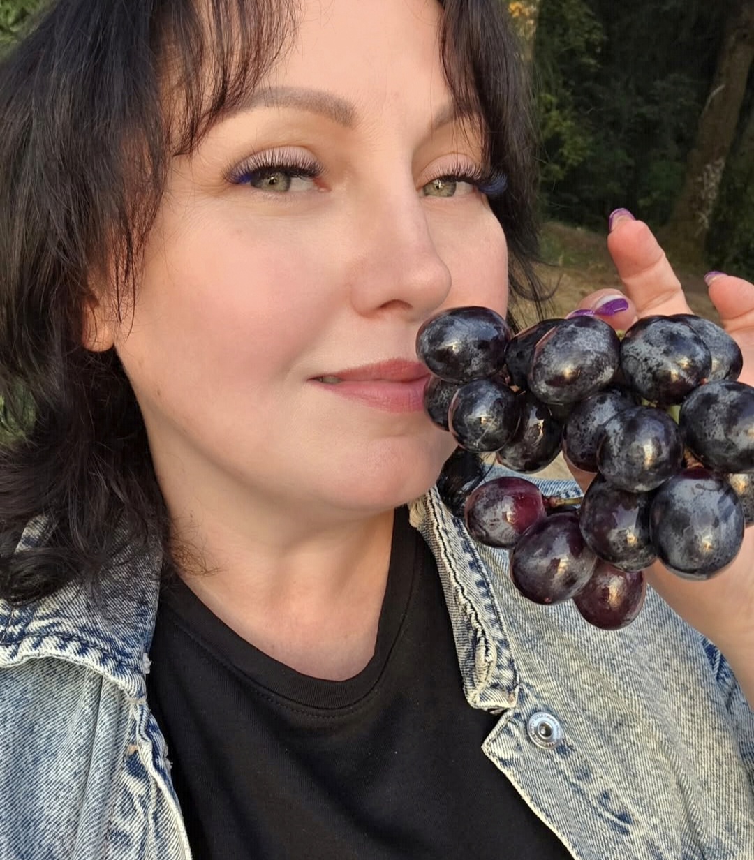 Она ела виноград