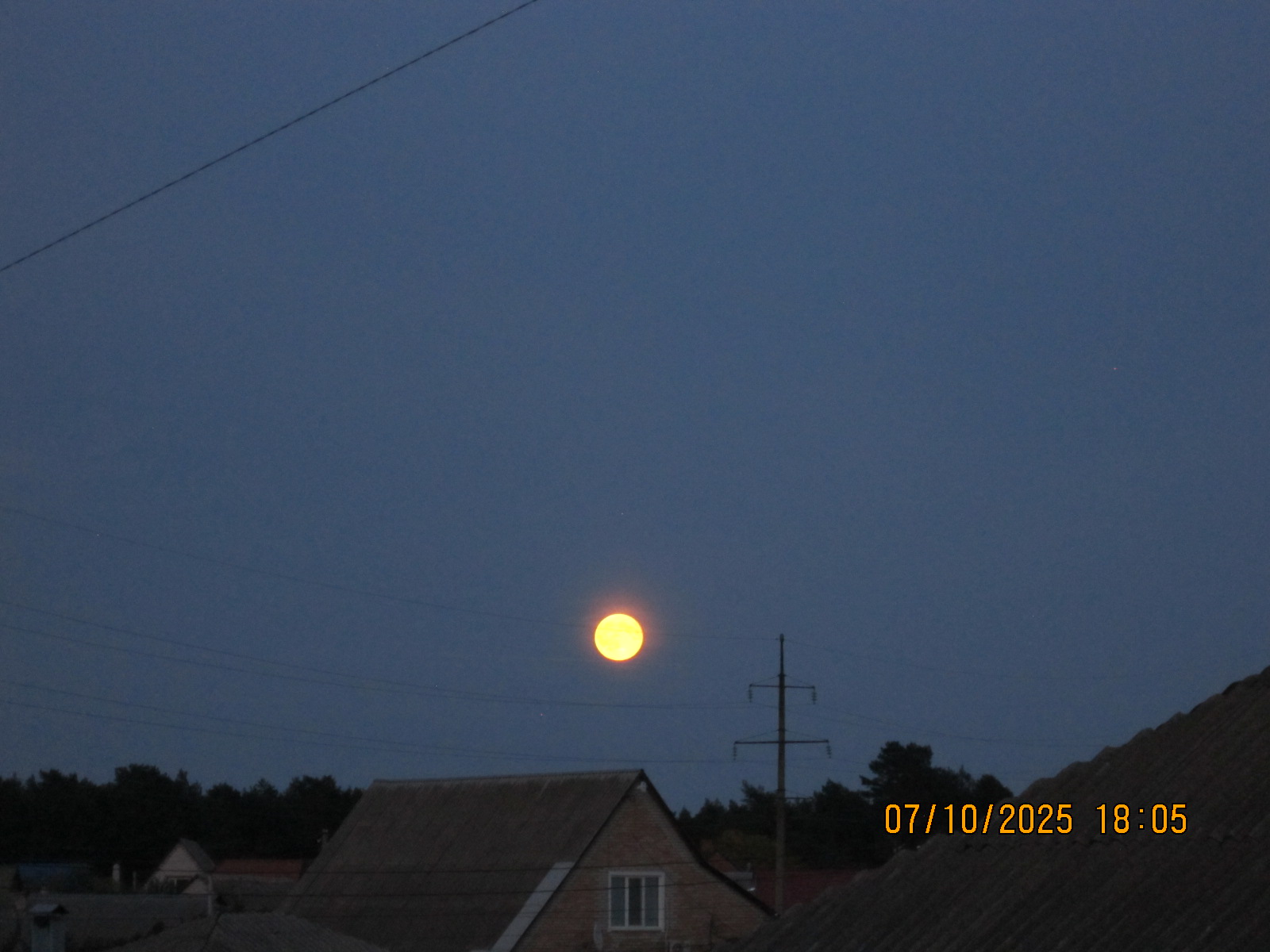 Загоралась луна красным пламенем
