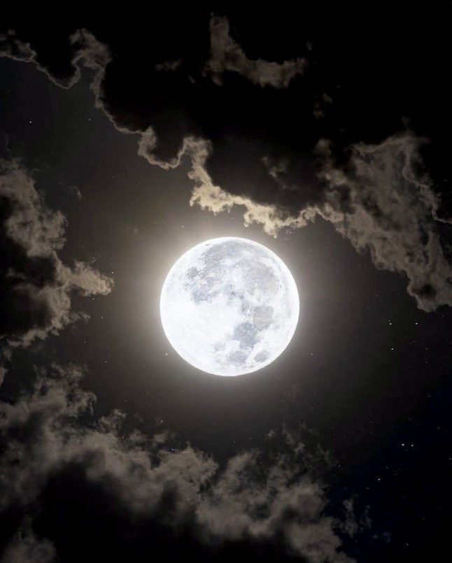 Сквозь веки облаков...