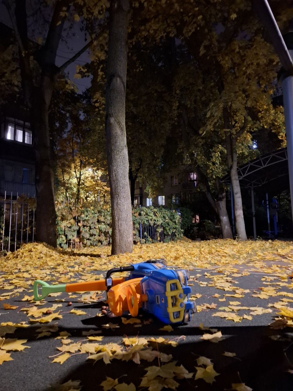 Плещет листва