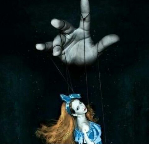 Он просто лжец, манипулятор!