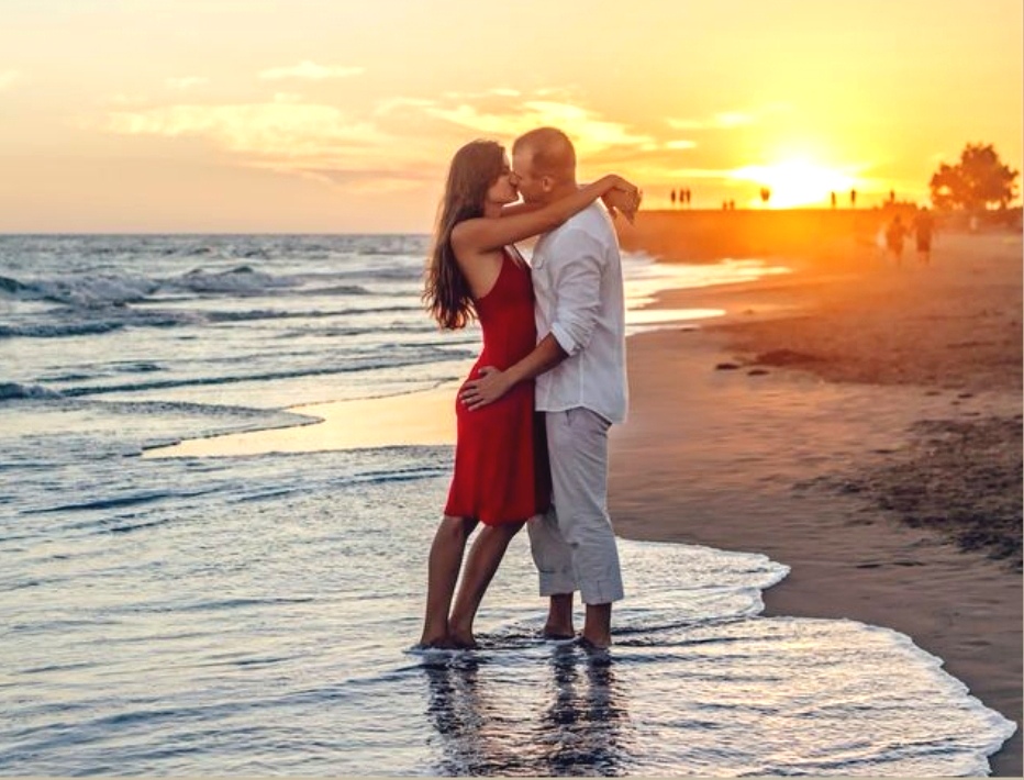 Кружит в ритме вальса игривая осень