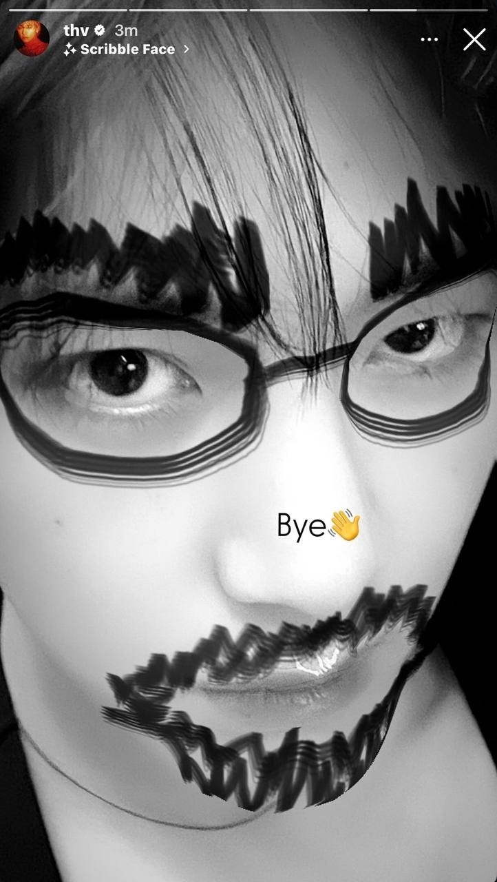 Я запачкала краской мундир