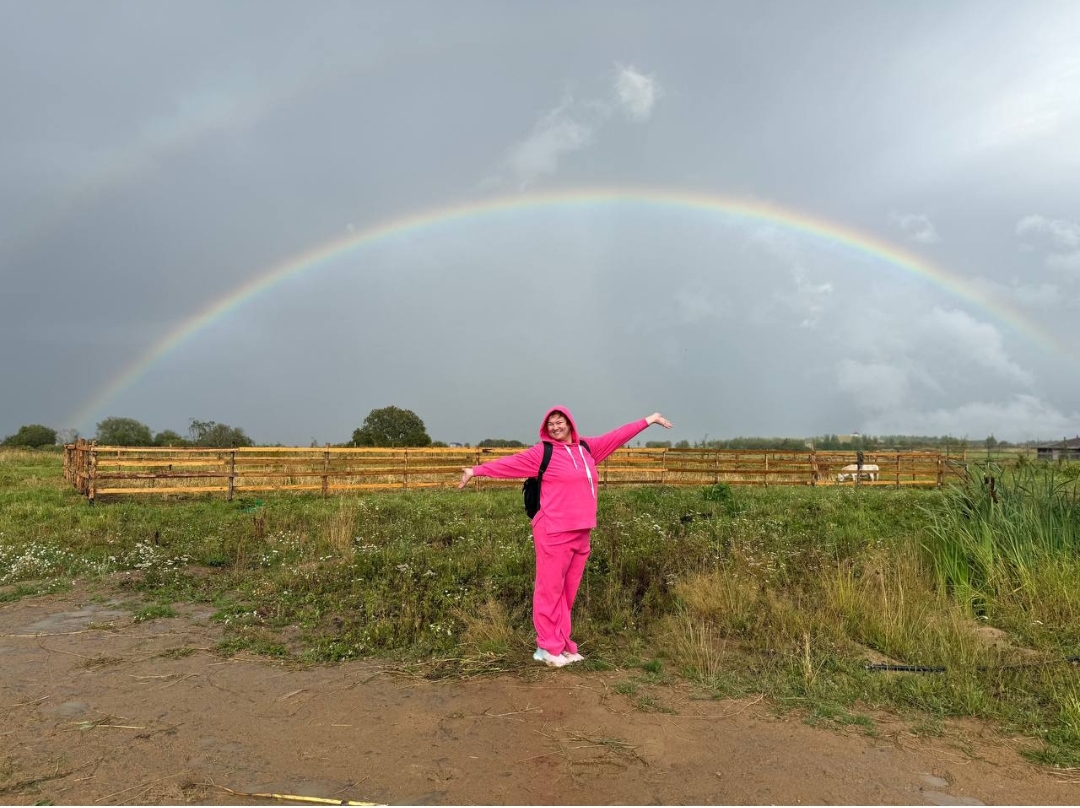 А я мечтаю радугу поймать,