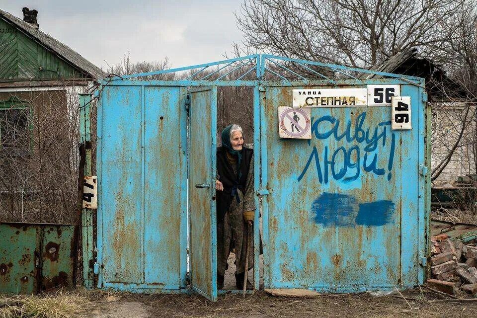 Кресло замёрзло под выцветшим пледом...