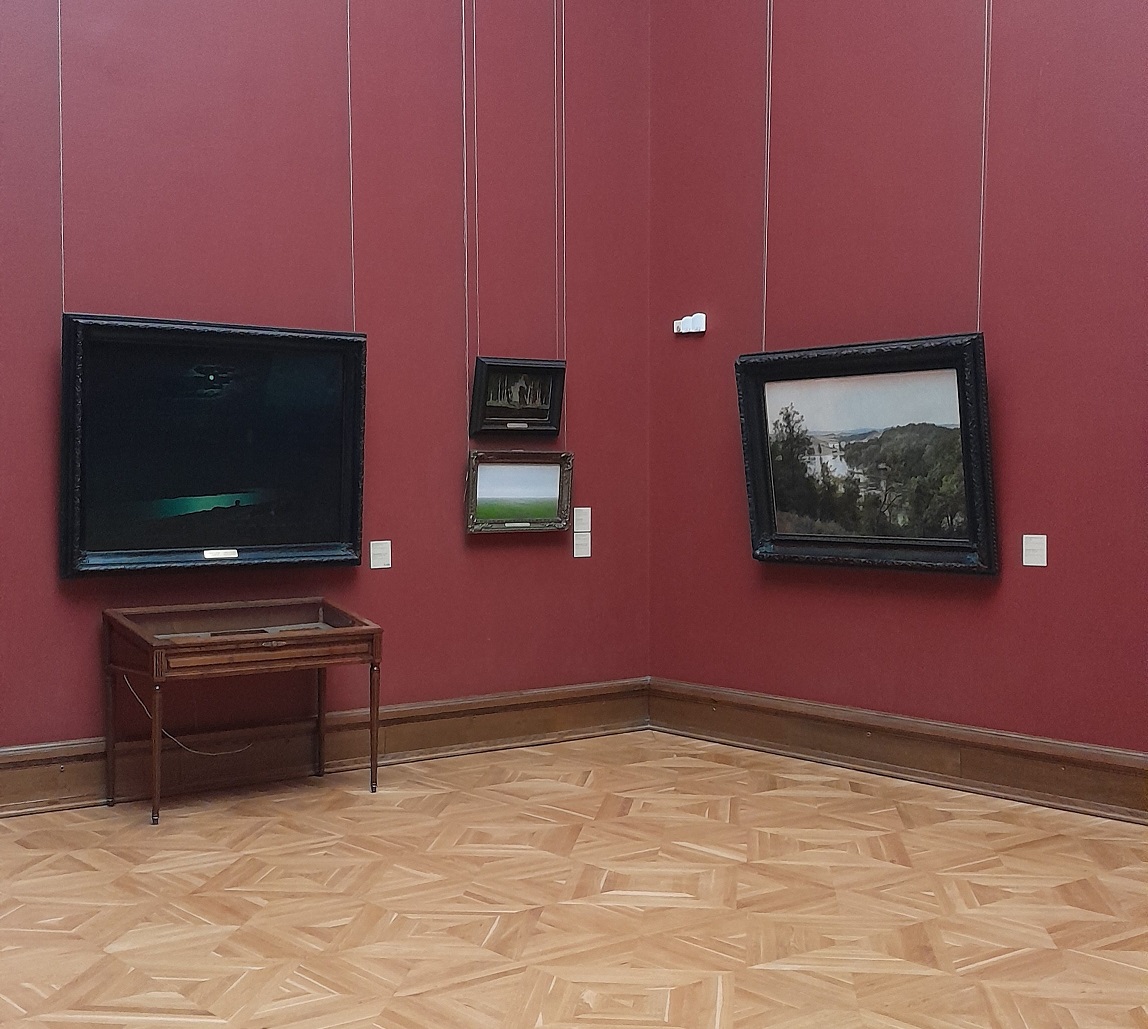 По залам музейным ты бродишь неспешно...