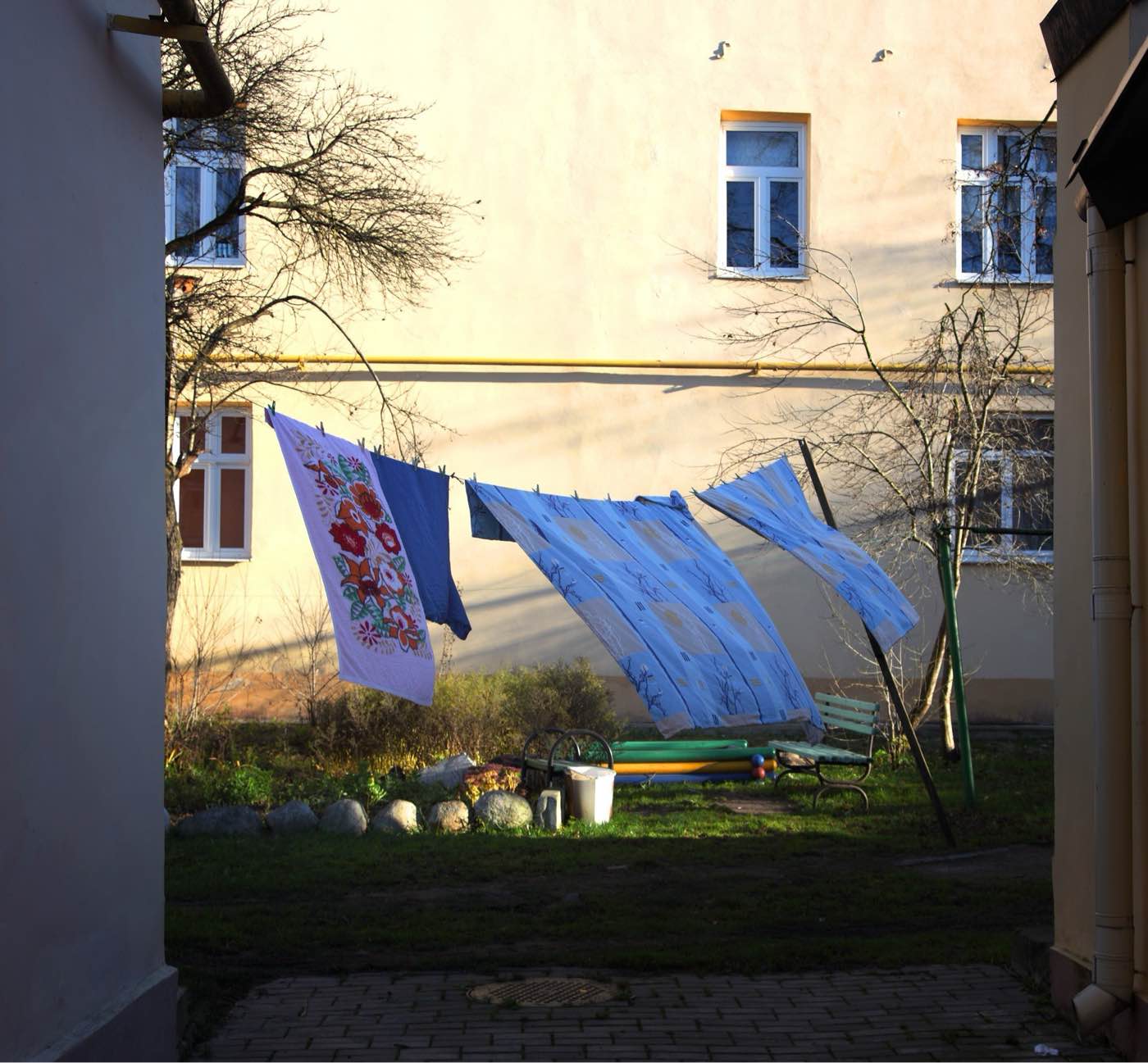 ветер полощет