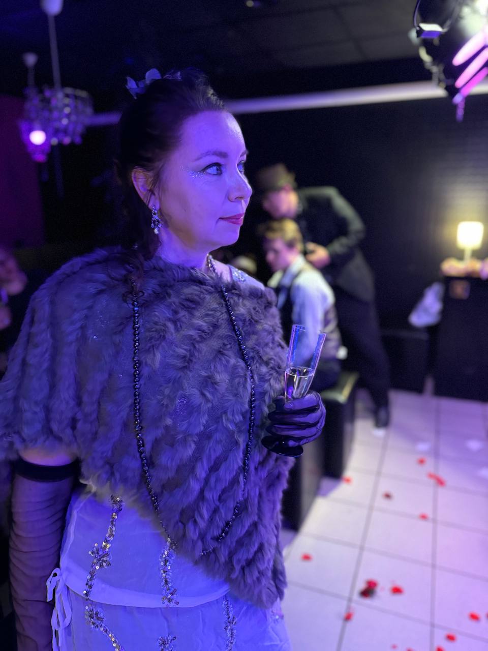 Blondatet Блондинка пьет чай 29