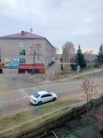 Овдовела школа, Ростом ниже стала