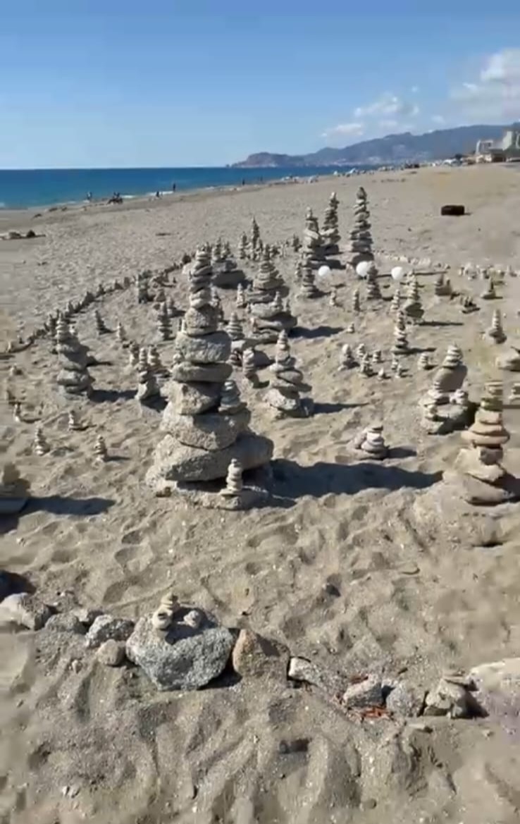 Руины возвышаются над пляжем...