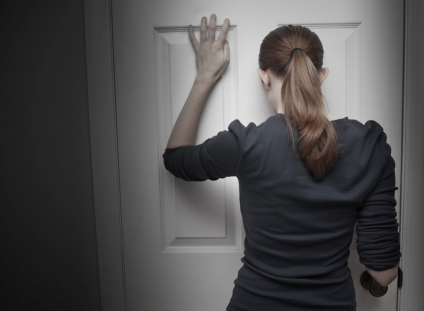 В двери лишь щёлка...