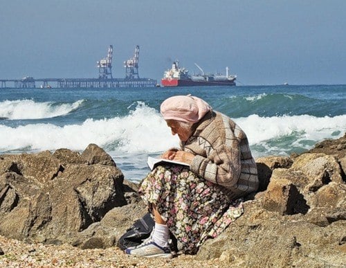 Есть горячее солнце, наивные дети