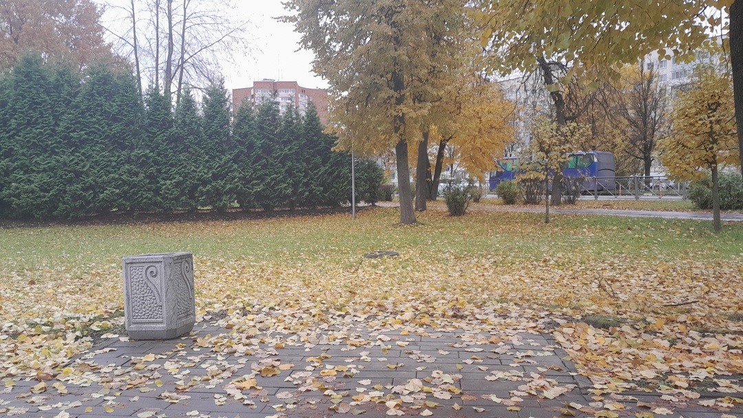 Красная лодочка плывёт
