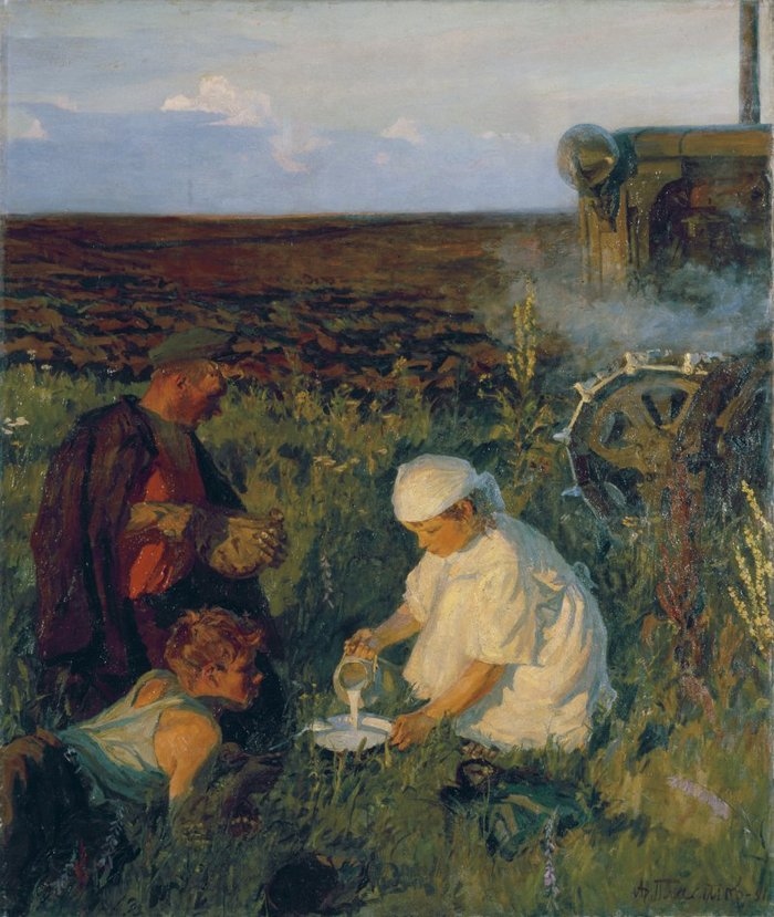 Девушка молочка подливает