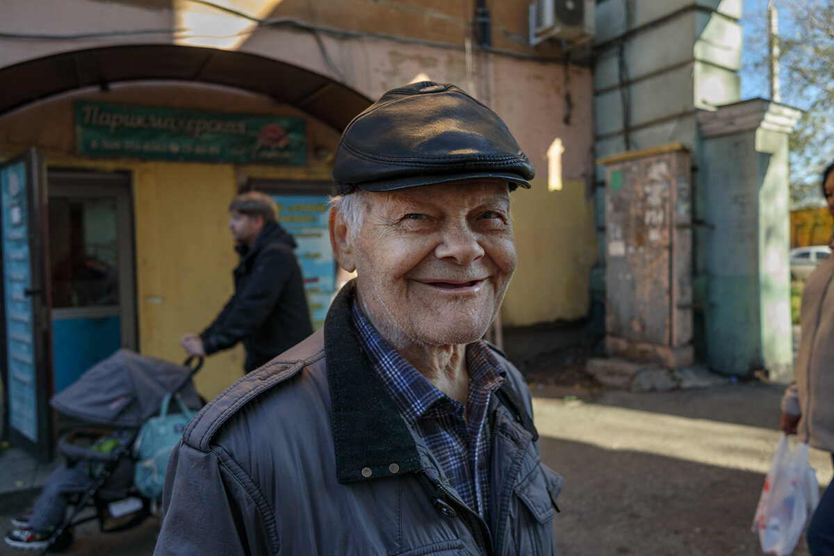 В одно окно смотрели двое