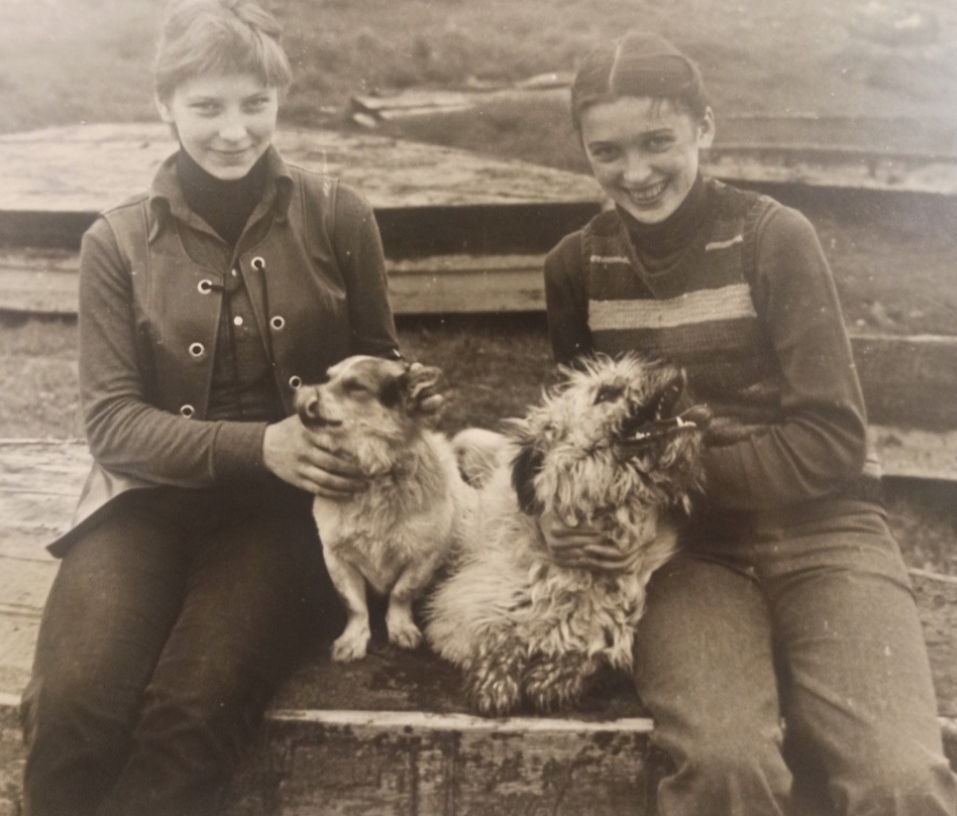 Детство звонко расплескалось...