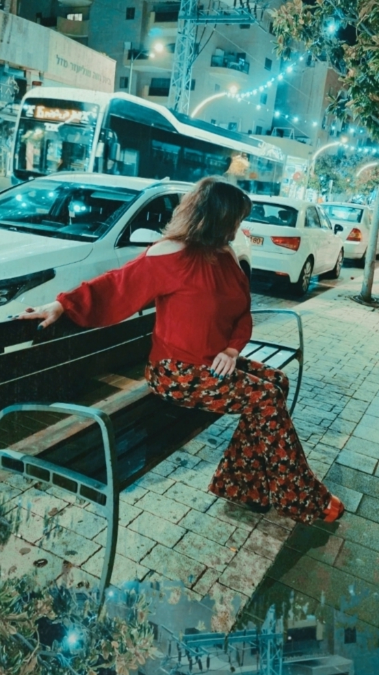 Фонарный свет затмил собою лунный...