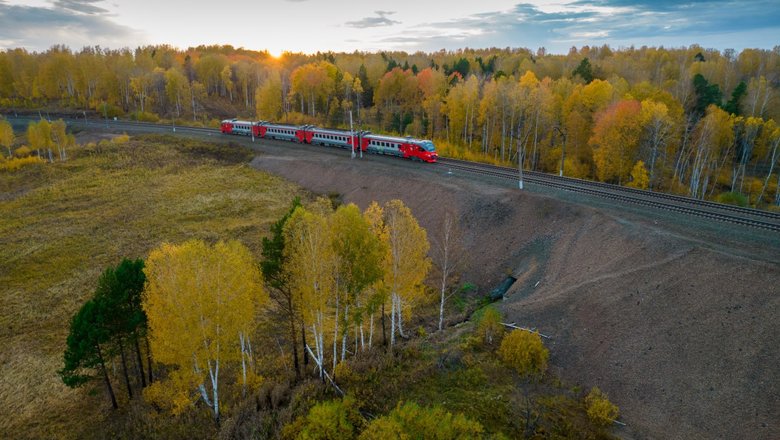 Поезд в осень