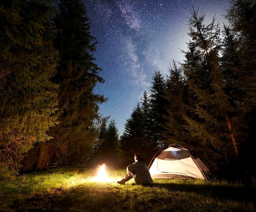 Притихший костёр рассылал отголоски...