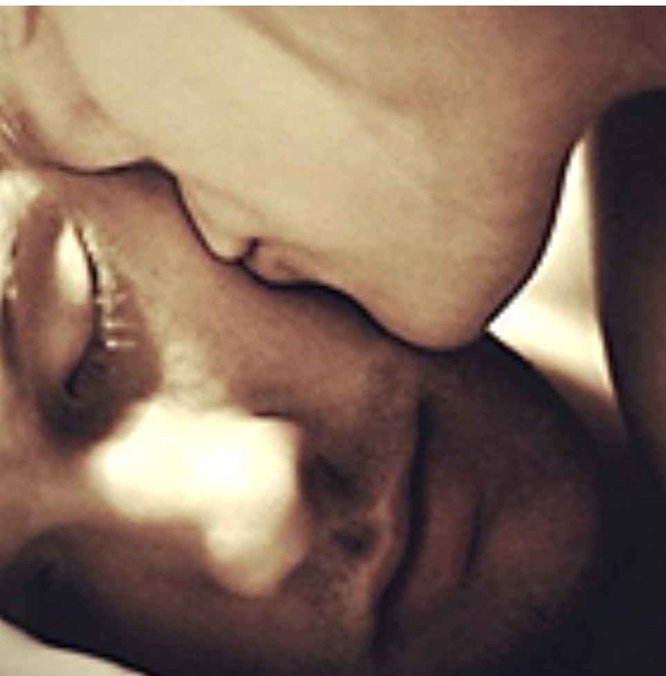 Я целую тебя