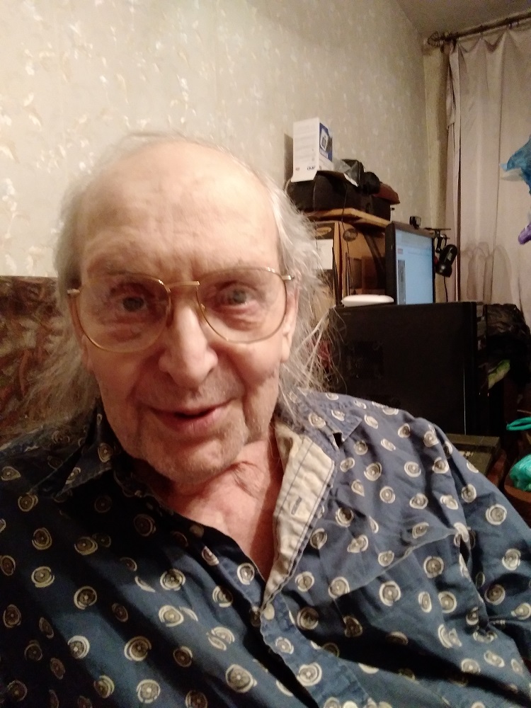 День год назад - с надеждою, счастливый...