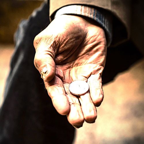 На пол упала со стола монета