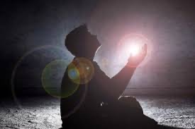 Лишь в тишине строка летит...