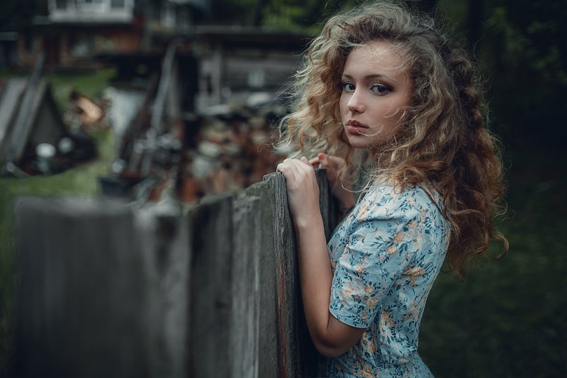 А у нас во дворе есть девчонка одна