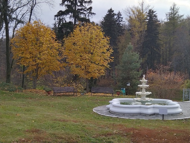 Ещё струится ерлинский фонтан