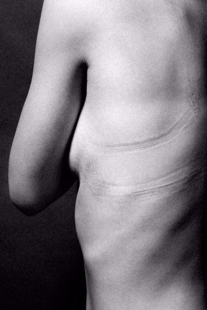 Он ласкает ее...