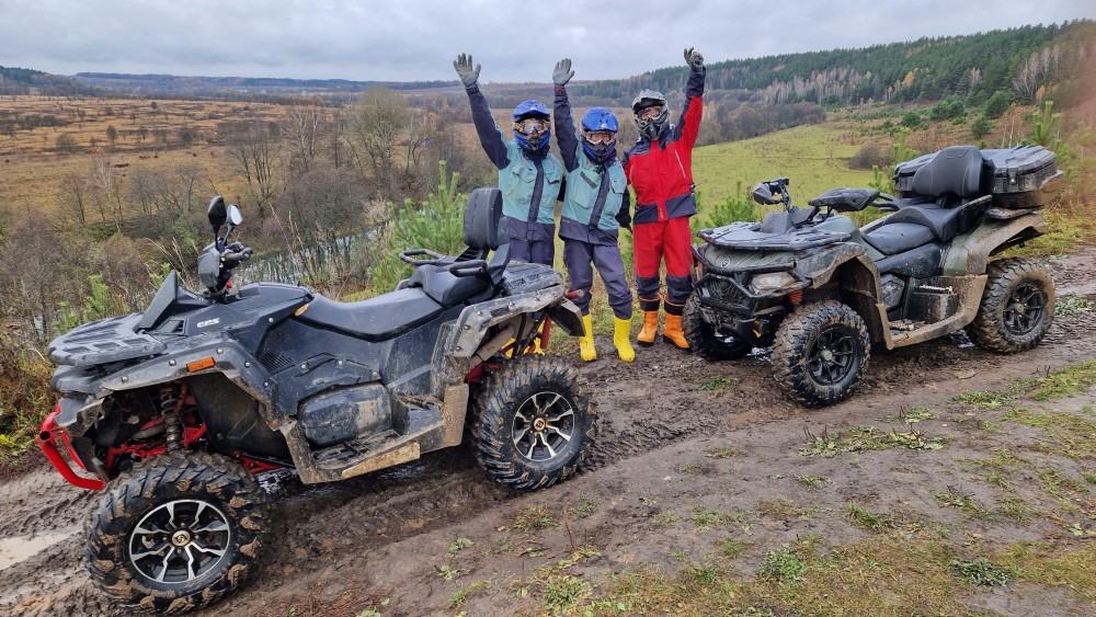 Взрывает рев моторов тишину...