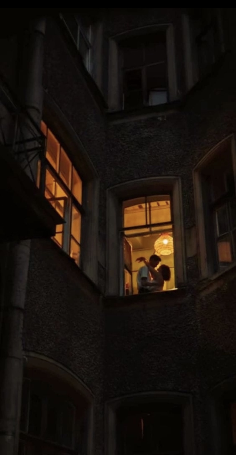 забирается ночь в окошко