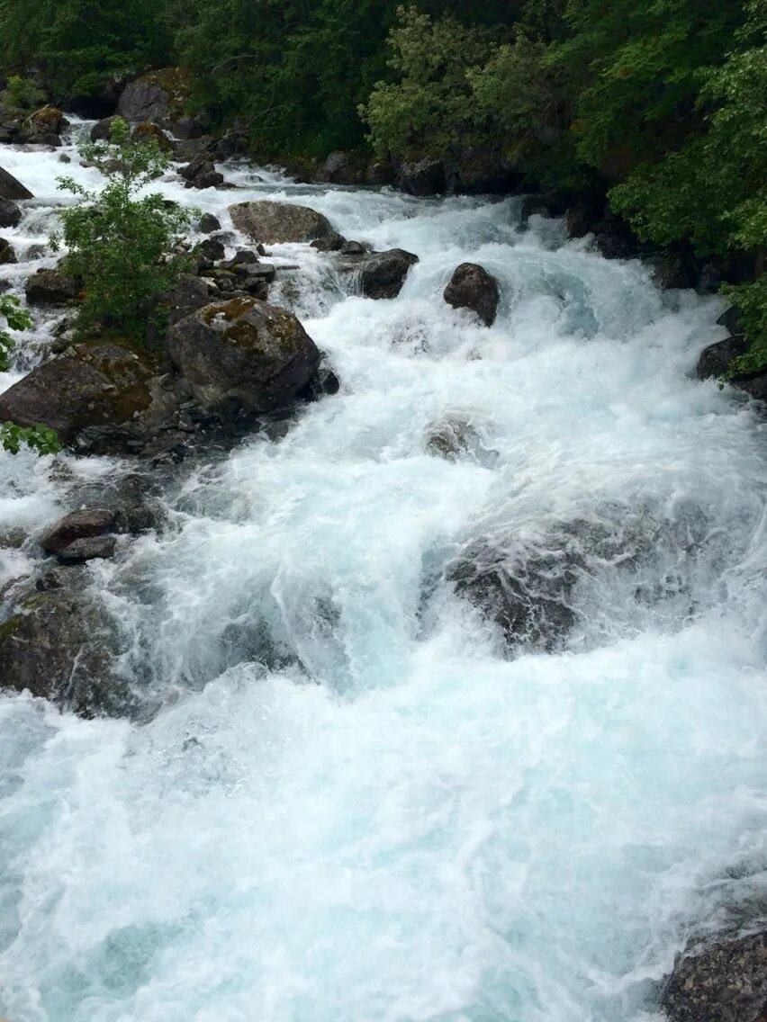 Вода полирует подвижные камни