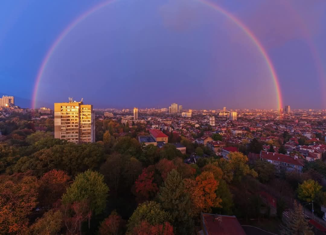 Изгрява ден