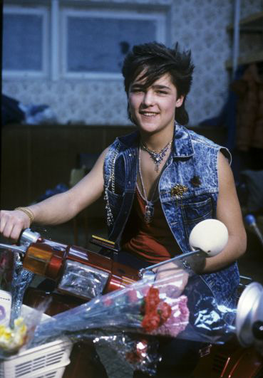 С плаката мальчик