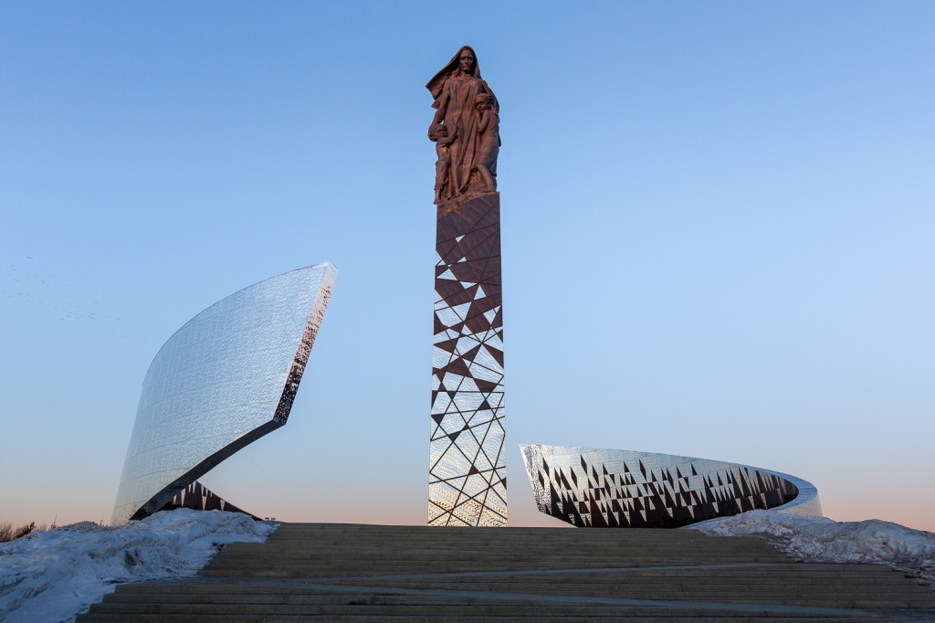 У мемориала Мирным жителям Советского Союза