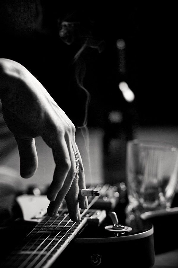 Струны ласкает рука музыканта