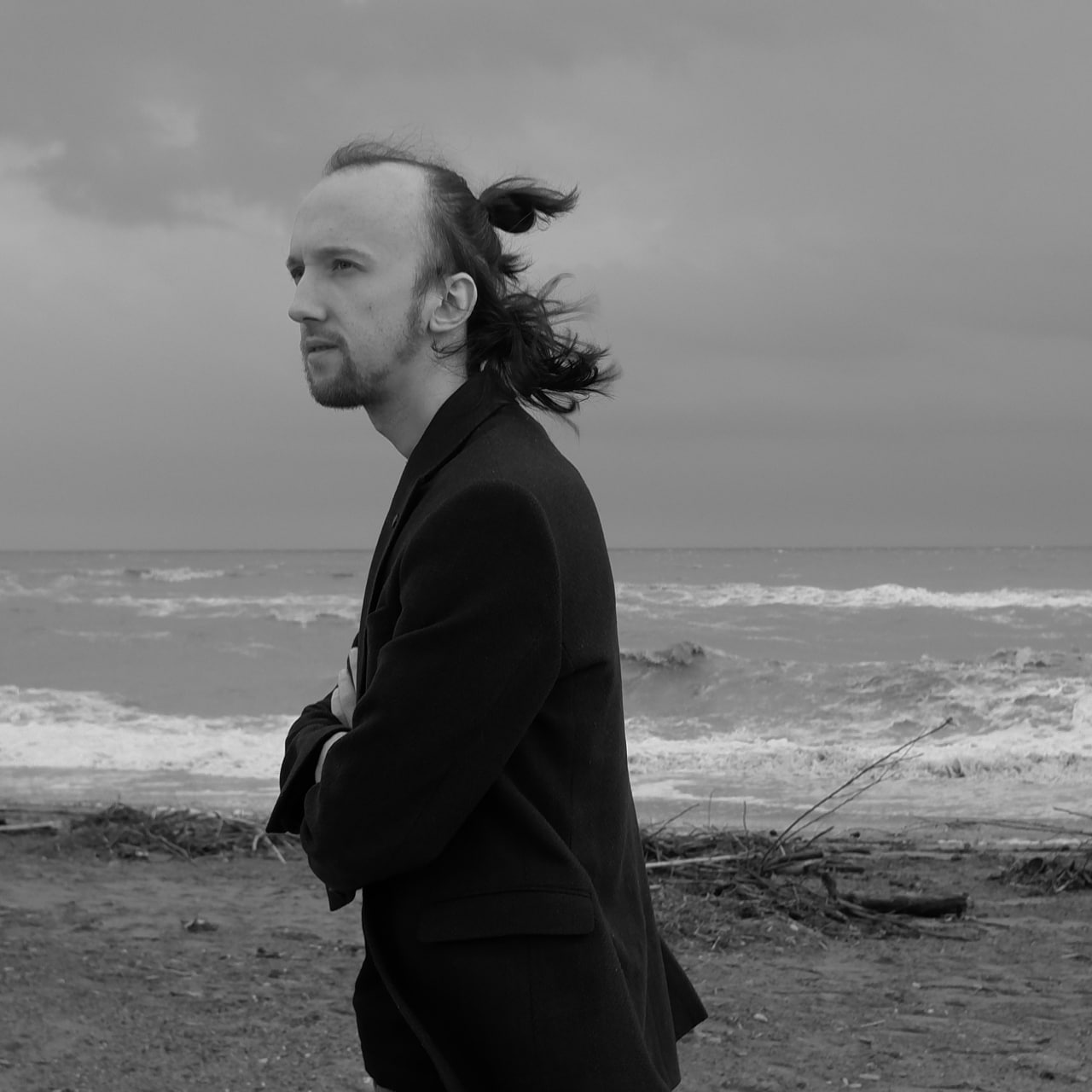 Весь берег пуст, песок истоптан