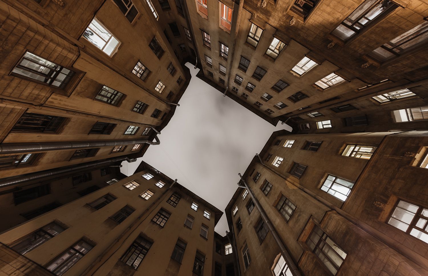 В кварталах ветер носится