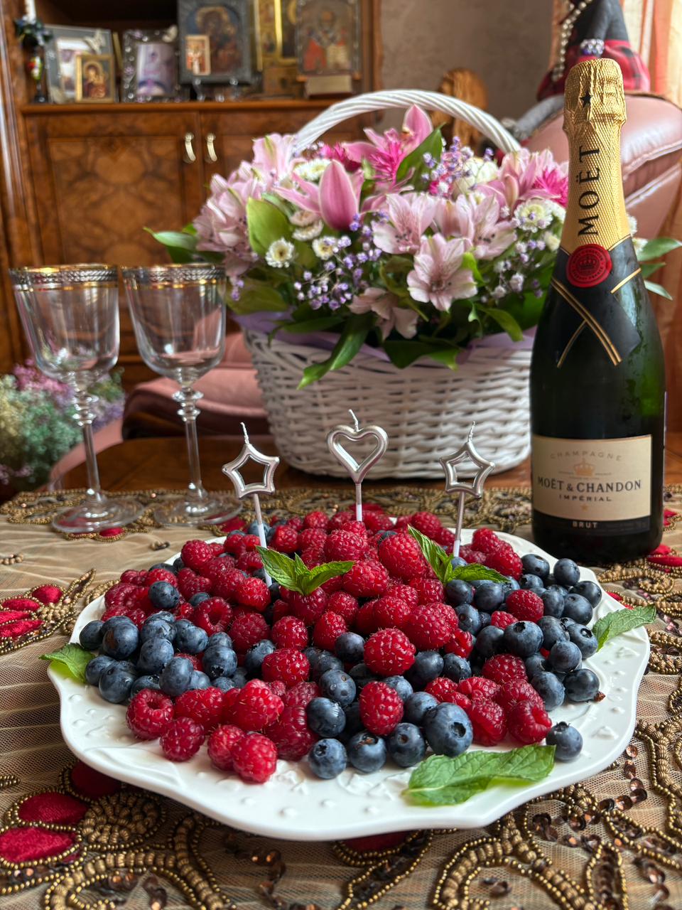 Есть в году две остановки