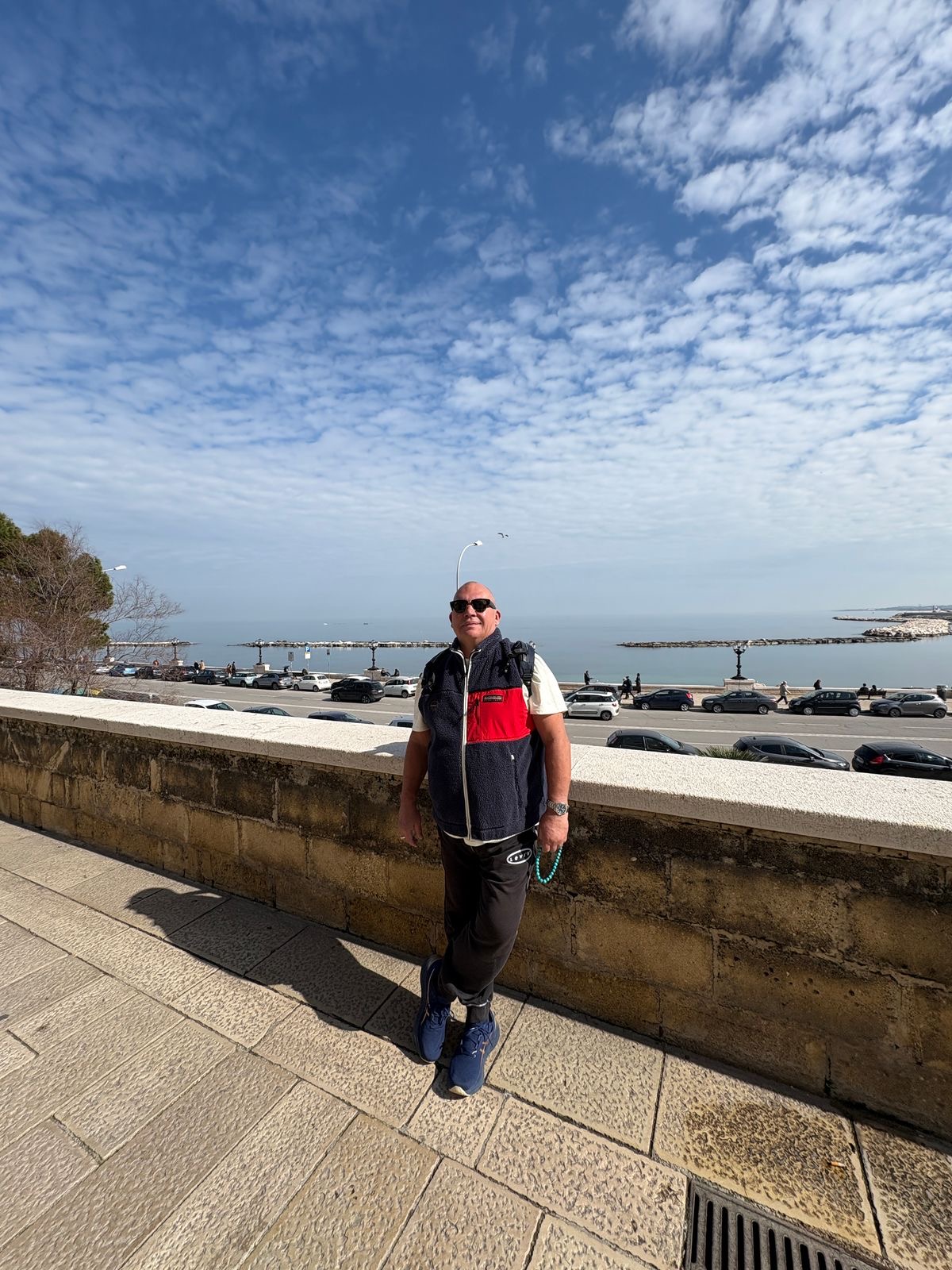 Неожиданно сплелись две ладони