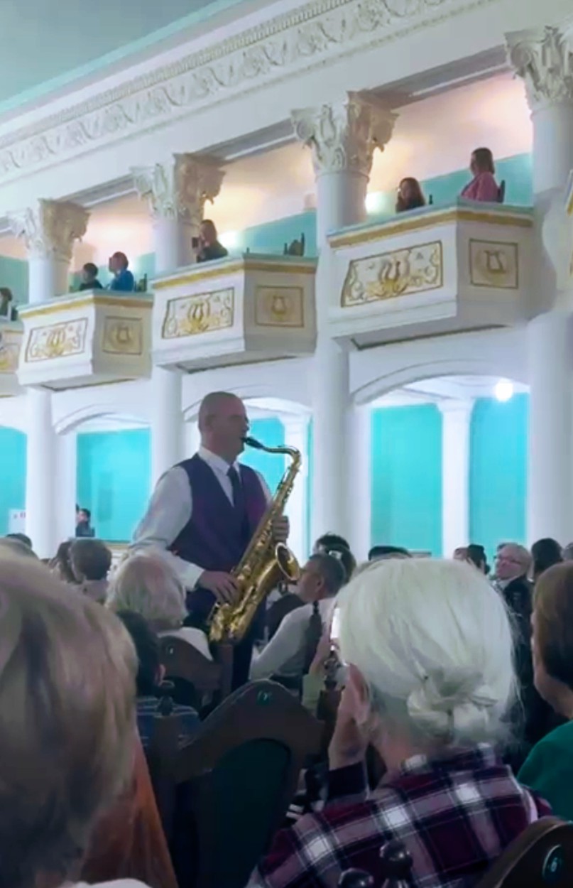 Слушаем таинственный орган и саксофон...