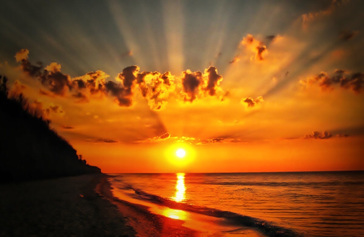 Уходит ночь, смахнув оцепенение...