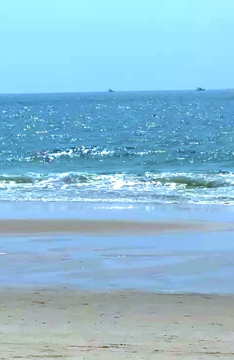 Качаюсь на волнах с дыханьем моря...