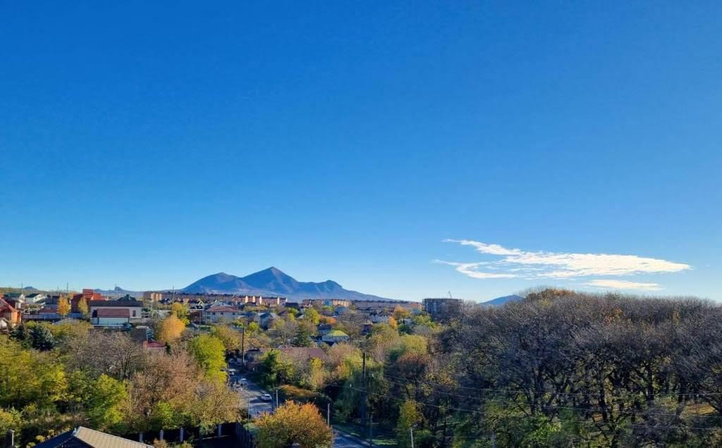 На фоне неба светится Бештау