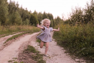 Босиком из детства убегаем