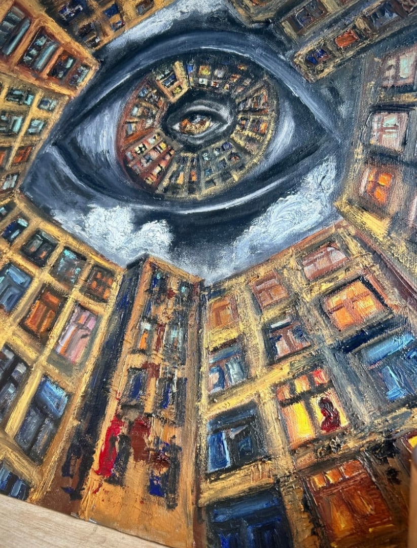 В колодцы домов зорко смотрит небесный Хранитель..