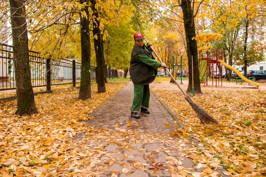 Этот день, он осенью пропитан